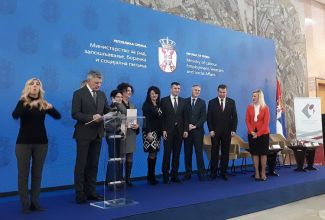 Уручени сертификати полазницама обуке ручног ткања, нецања и веза